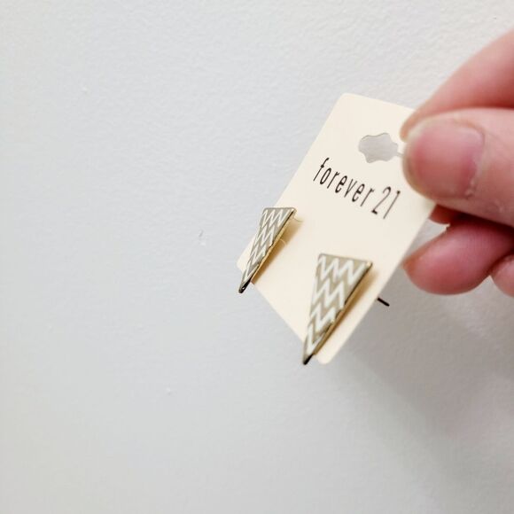 Brand New Forever 21 Gold Tone White Triangle Earrings - Picture 5 of 7
